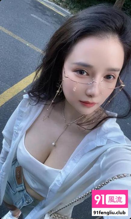 眼镜混血妹爱丽丝